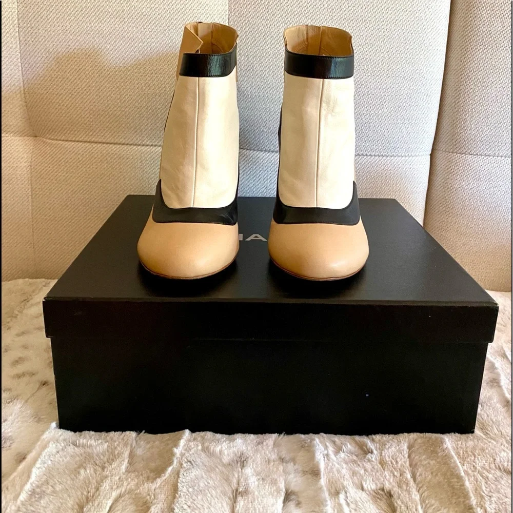 ❌❌SOLD❌❌ CHANEL Ankle Boots - Picture 5 of 8